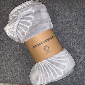 LBVYR Cozy Fleece Throw Blanket